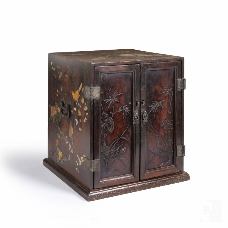 清 紫檀及硬木嵌寶櫃 | CABINET EN ZITAN ET BOIS DUR ET INCRUSTATIONS DE PIERRES DURES ET NACRE - 图8